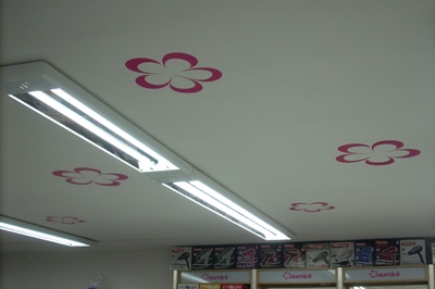 Adesivo decorativo aplicado no teto da loja