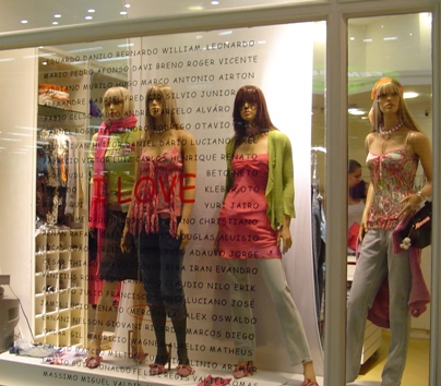 Vitrine com adesivo do dias dos namorados