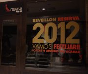 Vitrine com adesivo em recorte