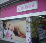 Vitrine com impressão digital e coluna adesivada